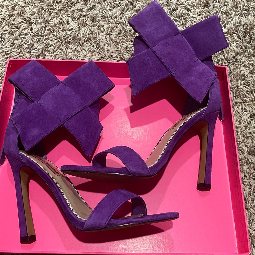 Friskyy Betsey Johnson purple suede heel with bow